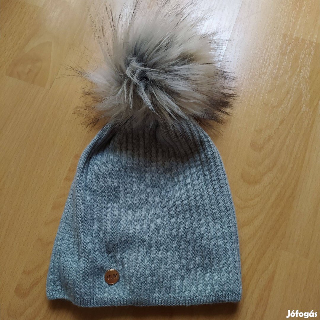 Volan szürke bojtos női kötött sapka