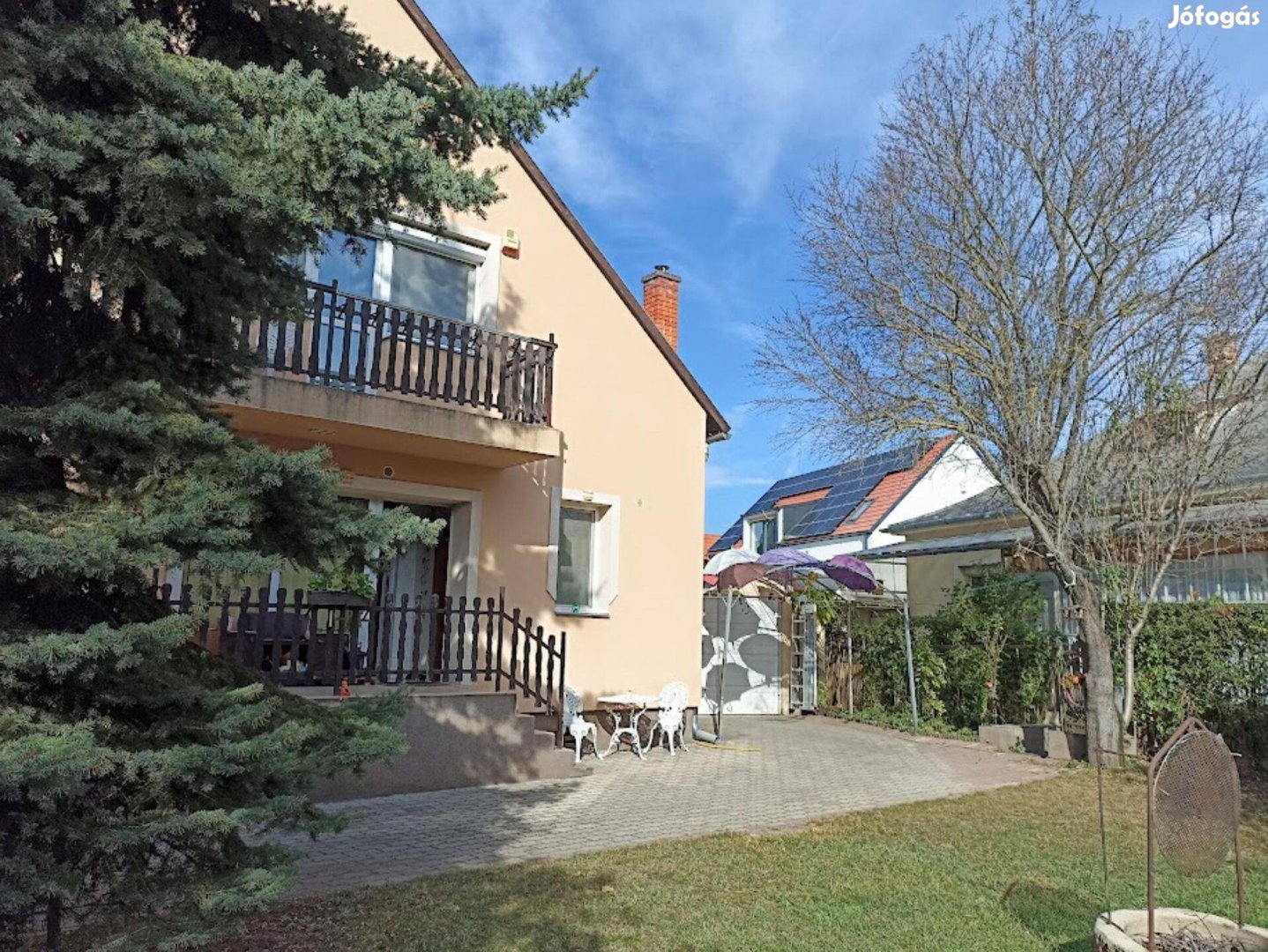 Völgyhídnál családi ház kerttel, garázzsal