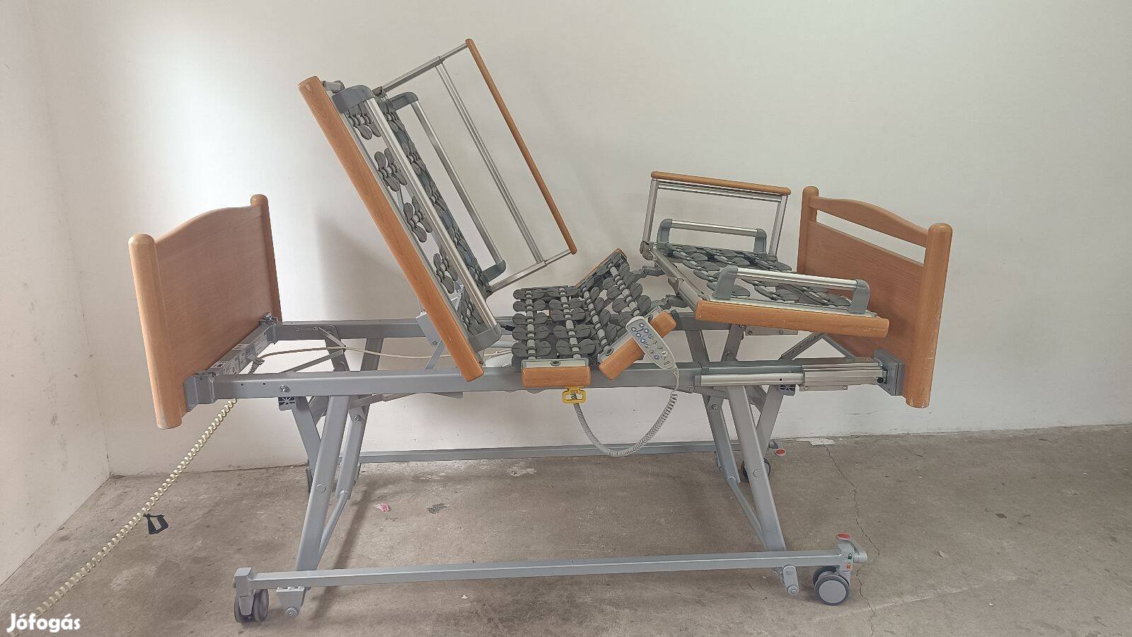 Völker Modern Elektromos betegágy - 6 funkció - Osztott oldalrácsokkal