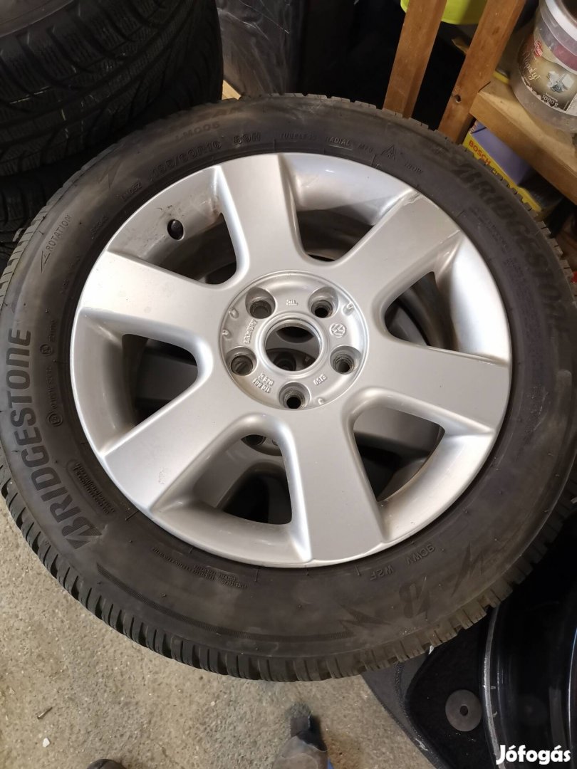 Volkswagen16" 5x112 gyári alufelnik, 195/60 újszerű gumikkal eladók. 