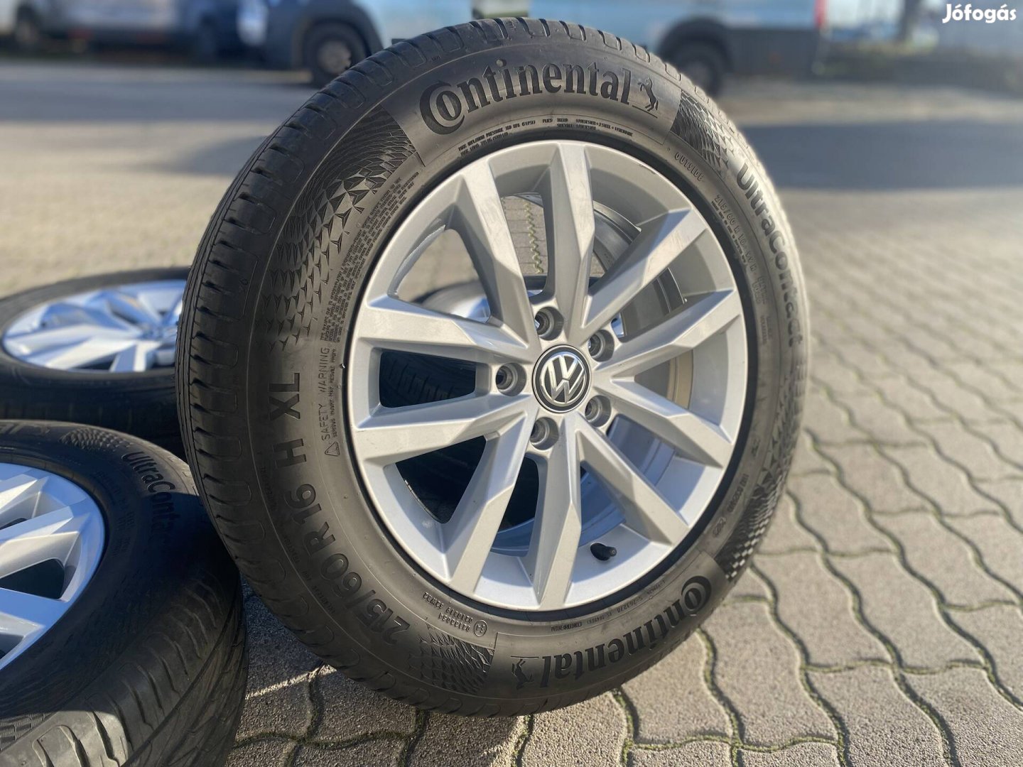 Volkswagen B8 Passat gyári 6.5x16-os 21560R16 nyári gumival