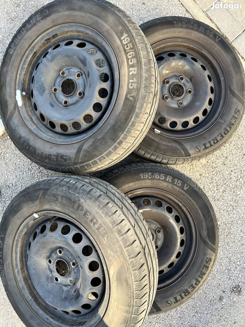Volkswagen Caddy 15" lemezfelni nyári gumival