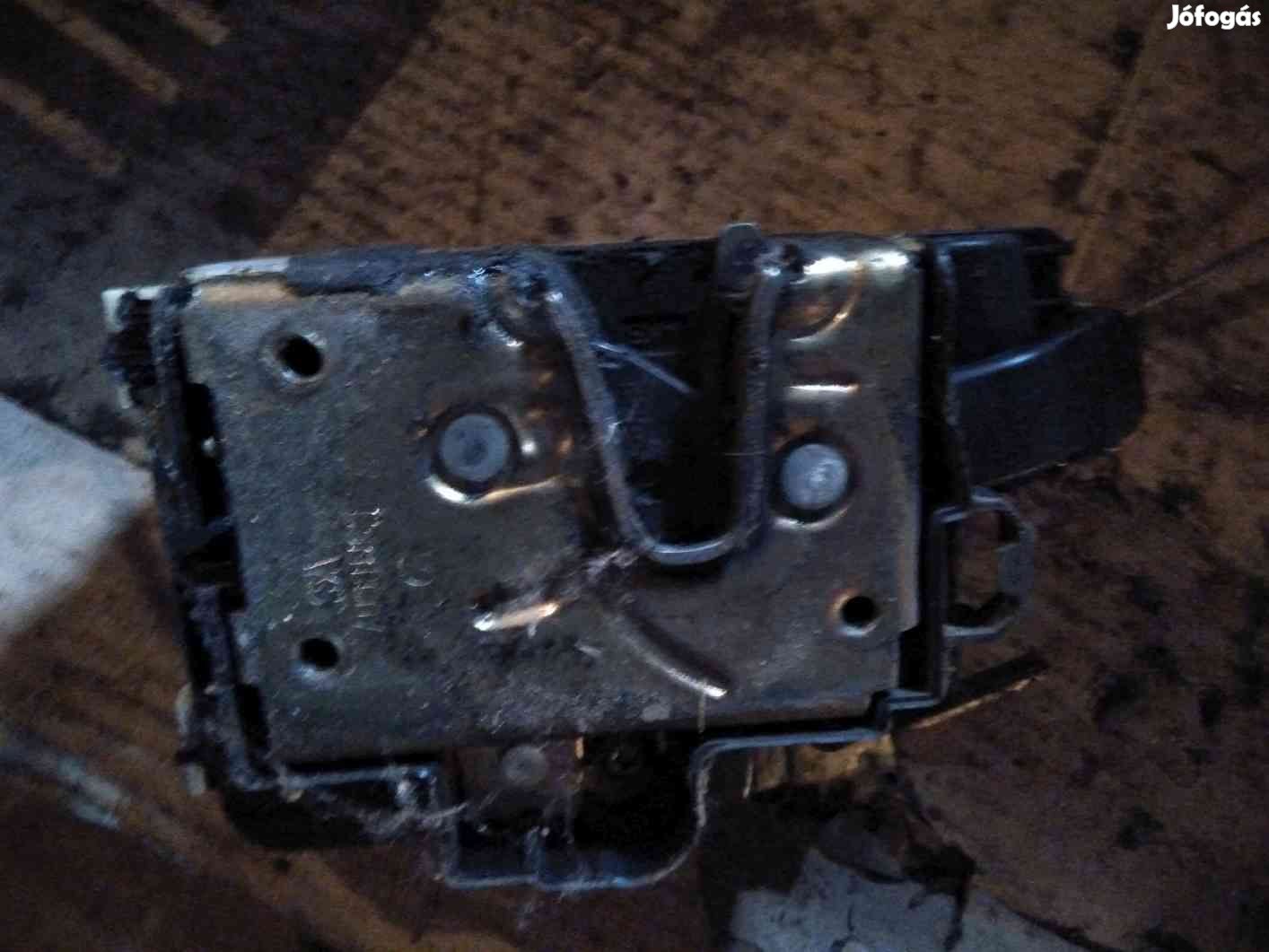 Volkswagen Caddy 95-02 Jobb Első Ajtó Zárszerkezet