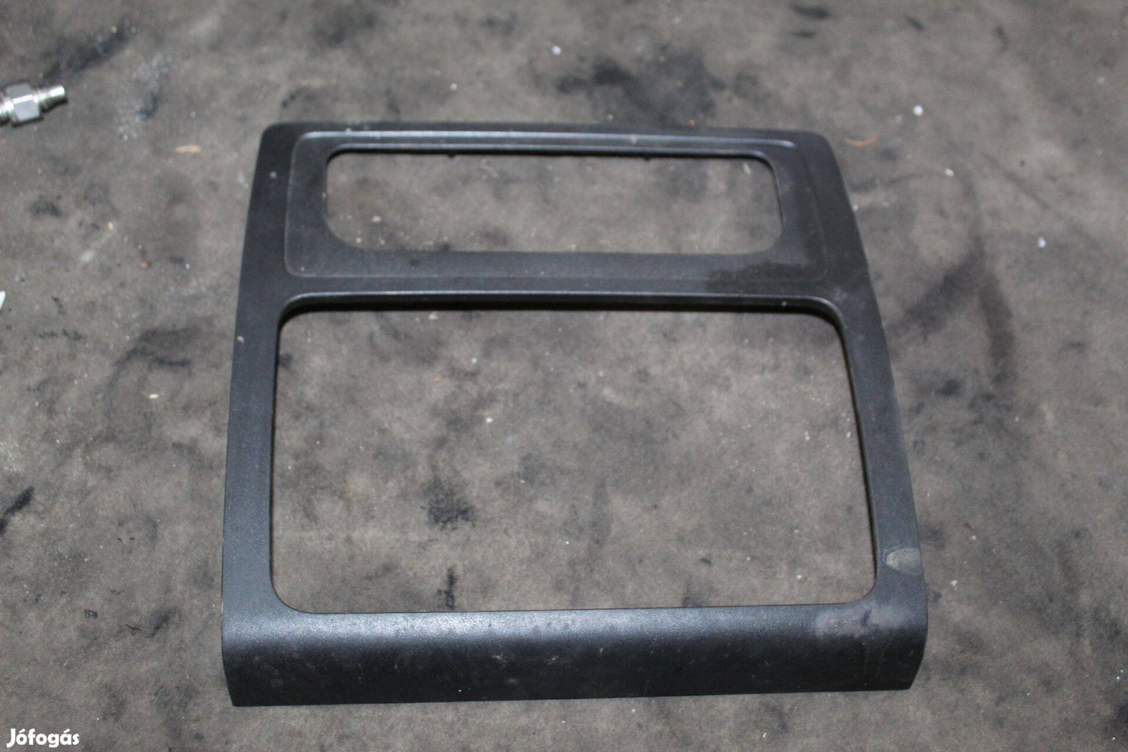 Volkswagen Caddy III Typ 2K keret rádió köré 2k5858061a