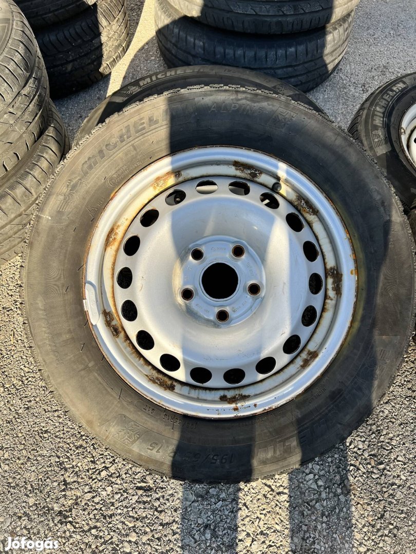 Volkswagen Caddy lemezfelni 15" téli gumival