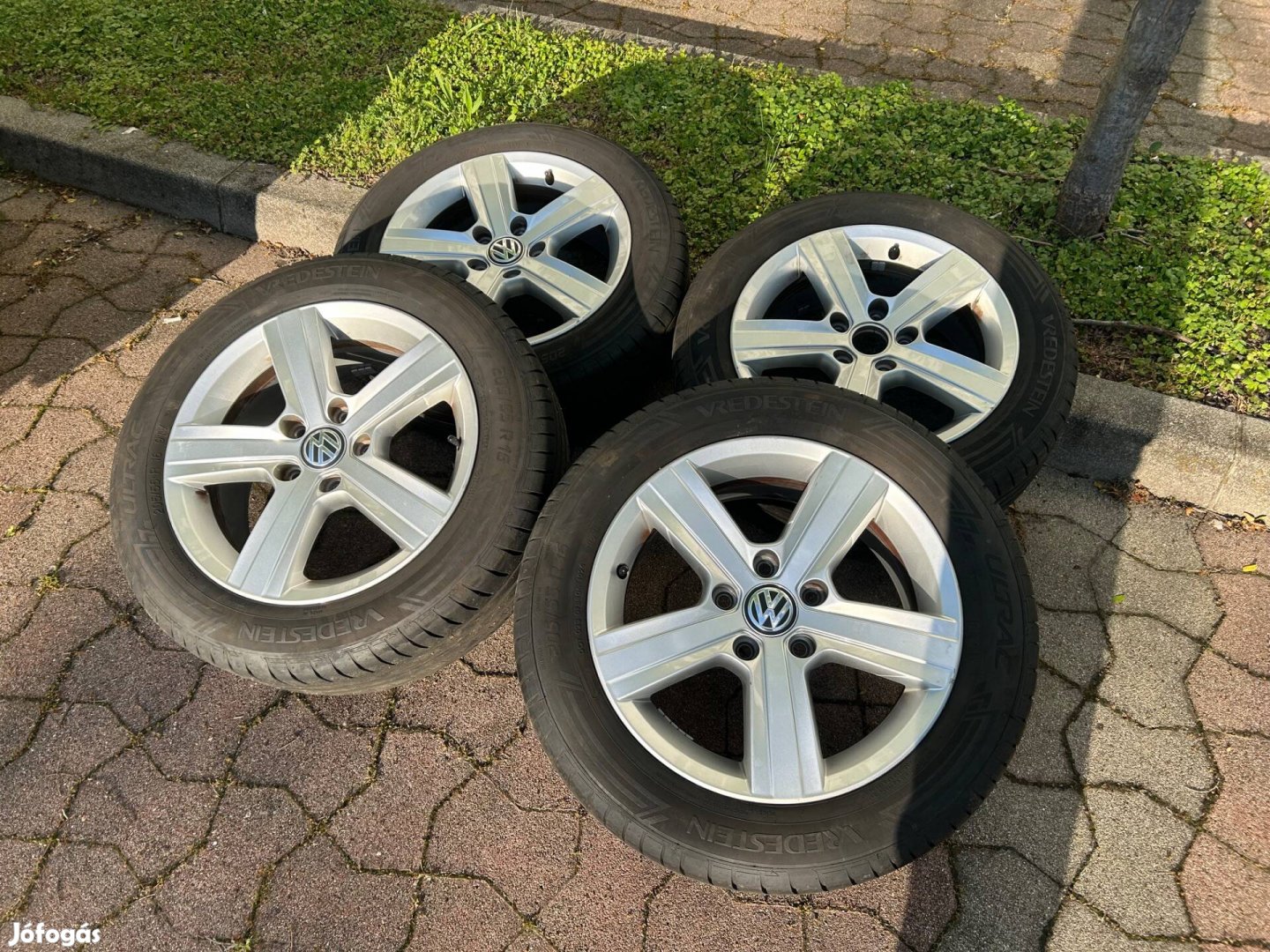 Volkswagen Golf 7 16 alufelni nyári gumikkal