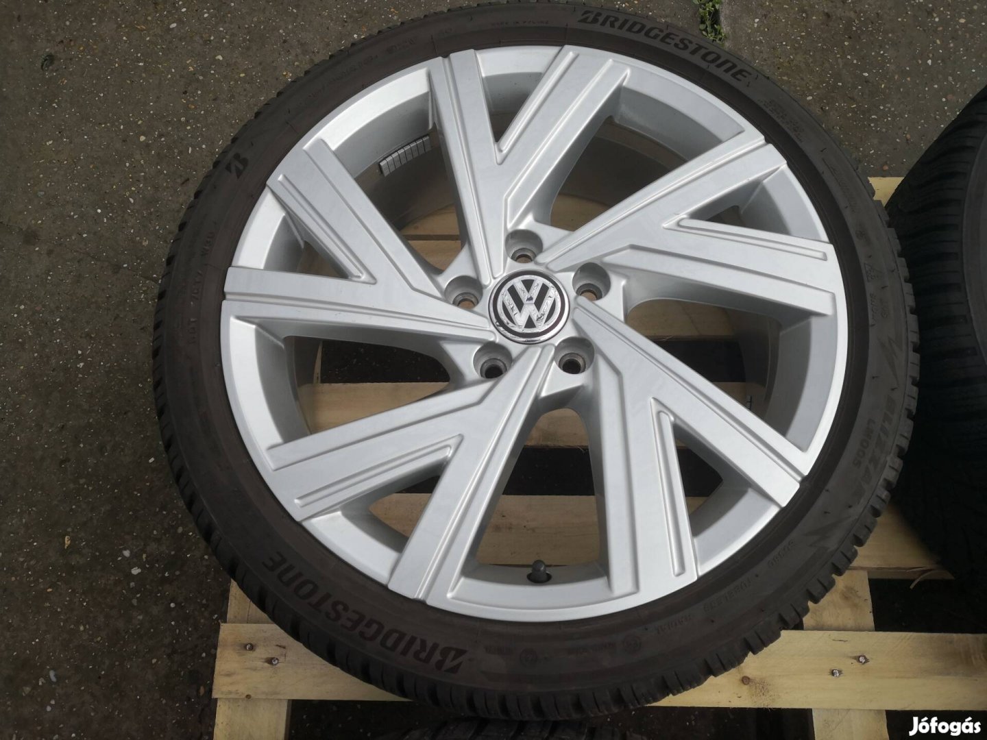 Volkswagen Golf 8 gyári 18-as Bergamo