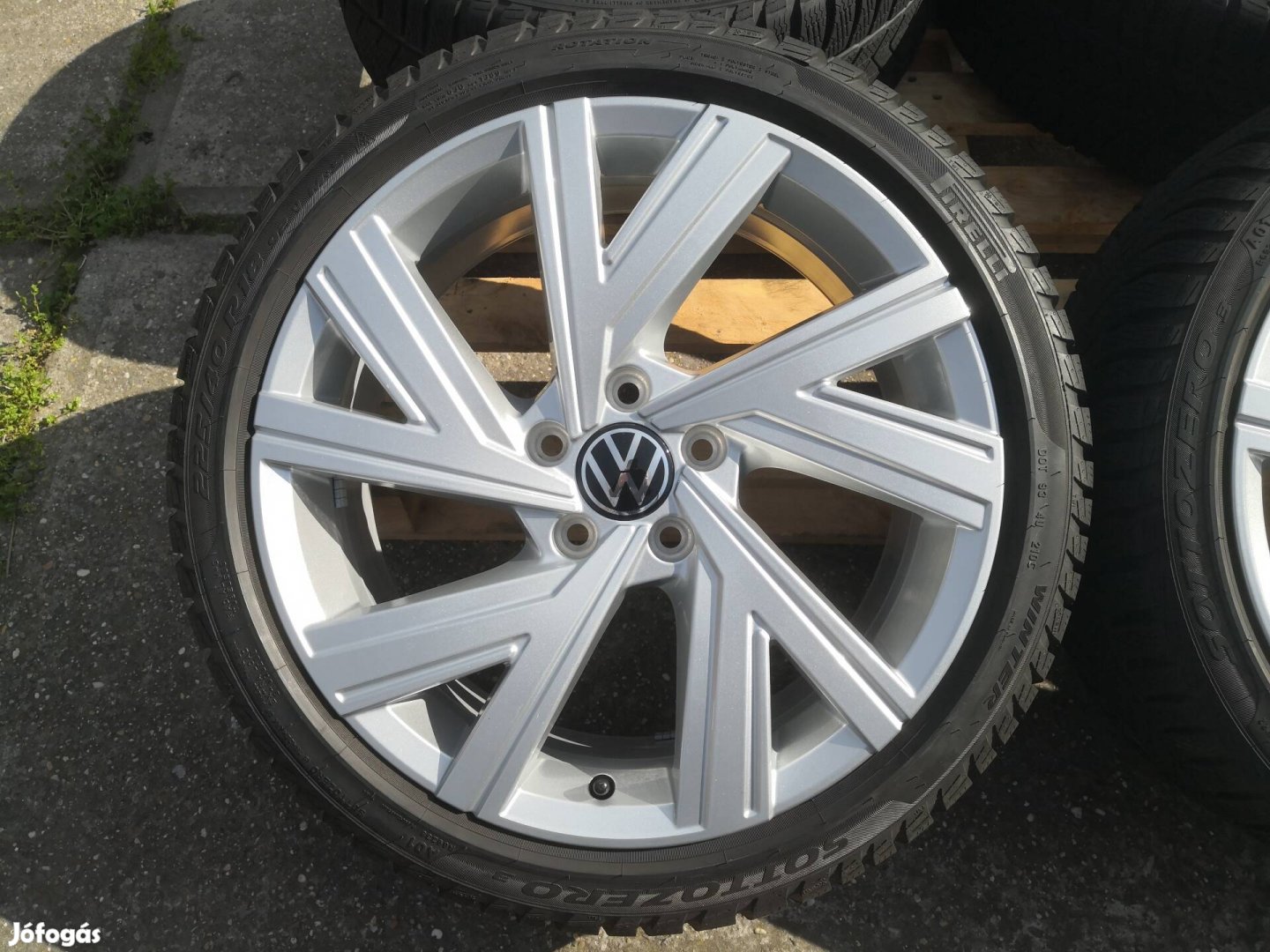 Volkswagen Golf 8 gyári "Bergamo" 18-as télikerék