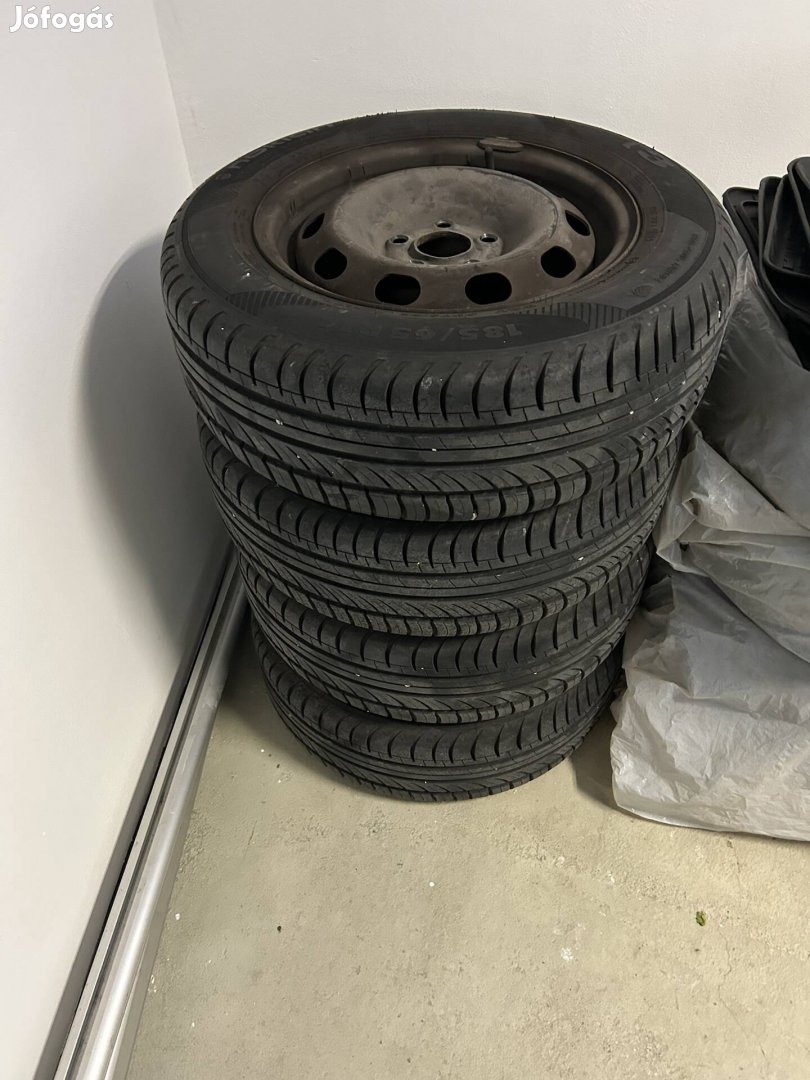 Volkswagen Golf IV gyári lemezfelni dísztárcsákkal gumikkal