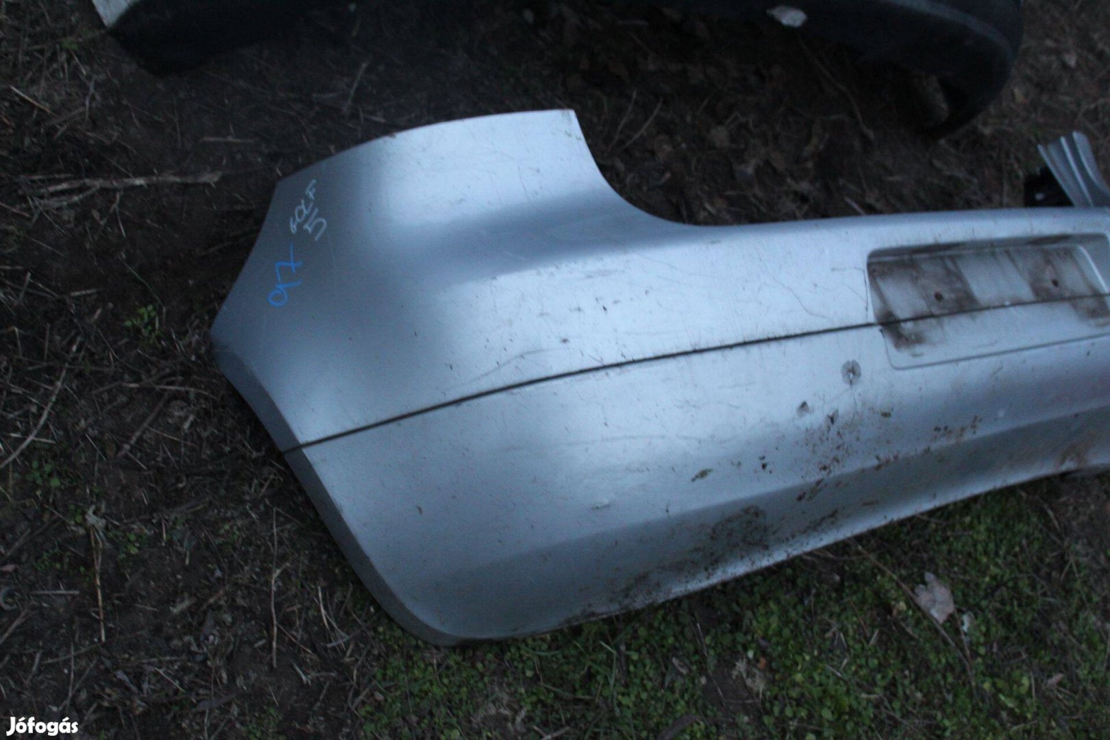 Volkswagen Golf V Hátsó lökháritó. (97)