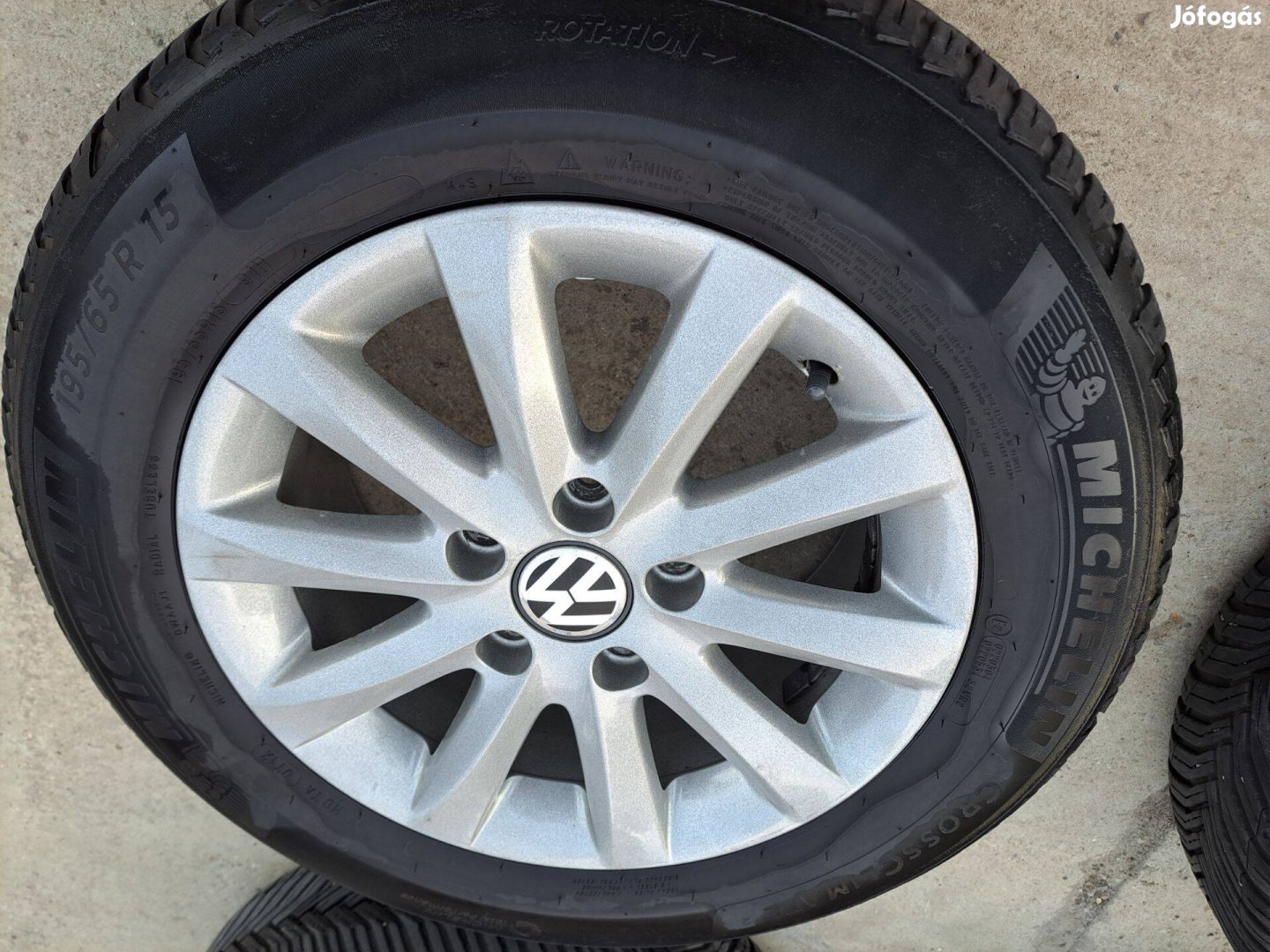 Volkswagen Golf gyári alufelni, négyévszakos gumival