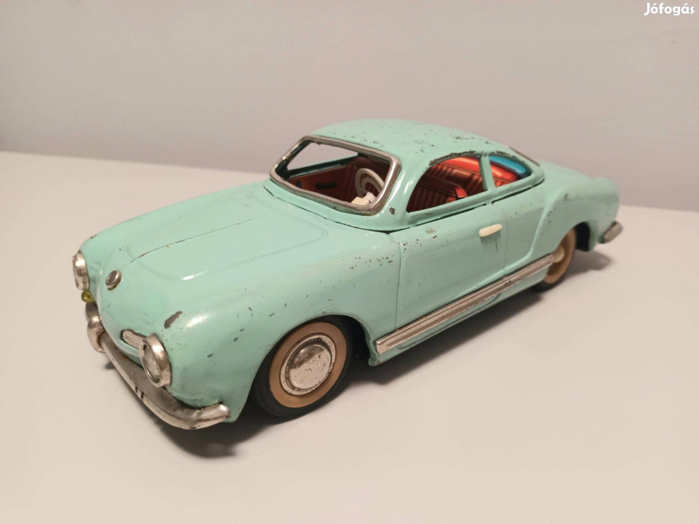 Volkswagen Karmann Ghia retró lendkerekes játék