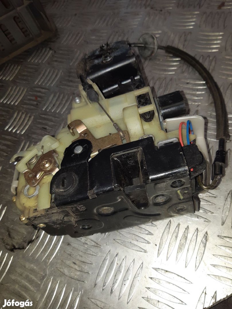 Volkswagen Passat B5 01-05 Bal Hátsó Ajtó Zárszerkezet + Központizár