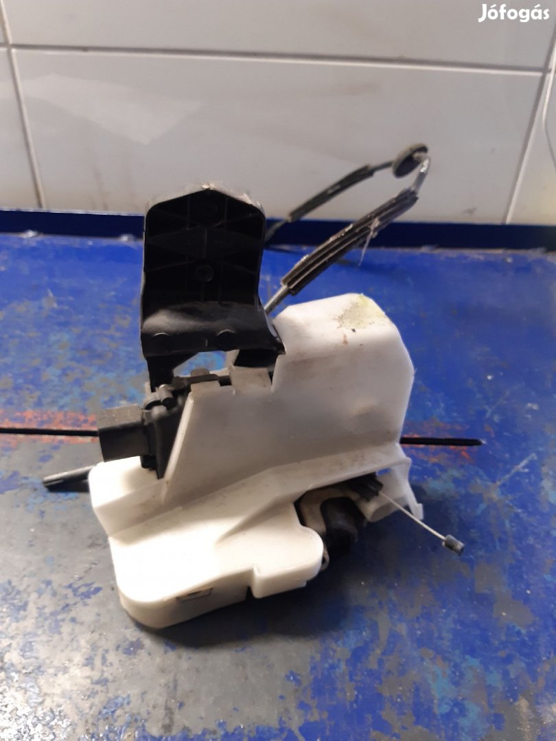 Volkswagen Passat B5 96-05 Bal Első Ajtó Zárszerkezet