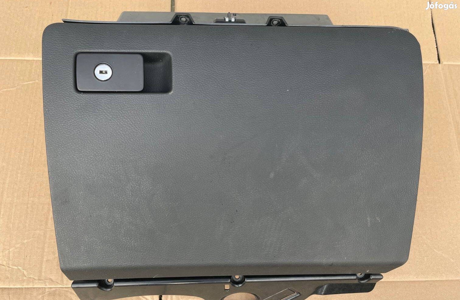 Volkswagen Passat B6 Utastér Csomagtér műanyag burkolatai