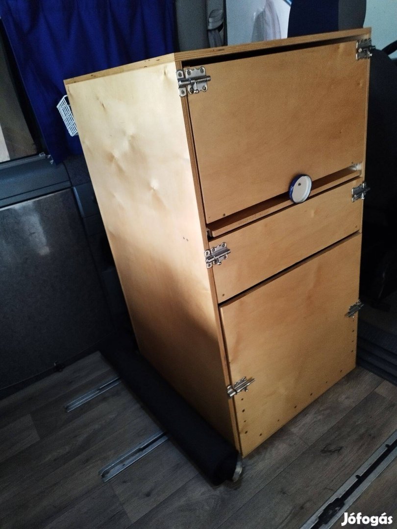 Volkswagen T4 multivanban használt szekrény