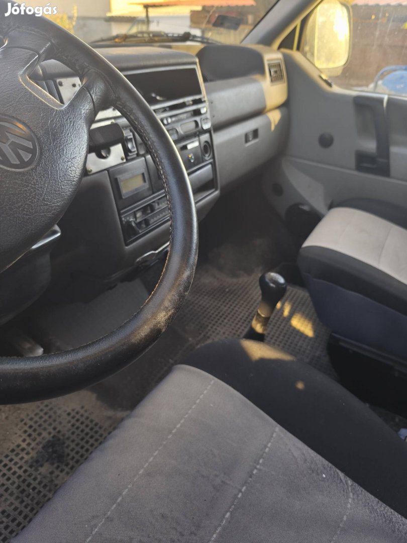 Volkswagen T4eladó