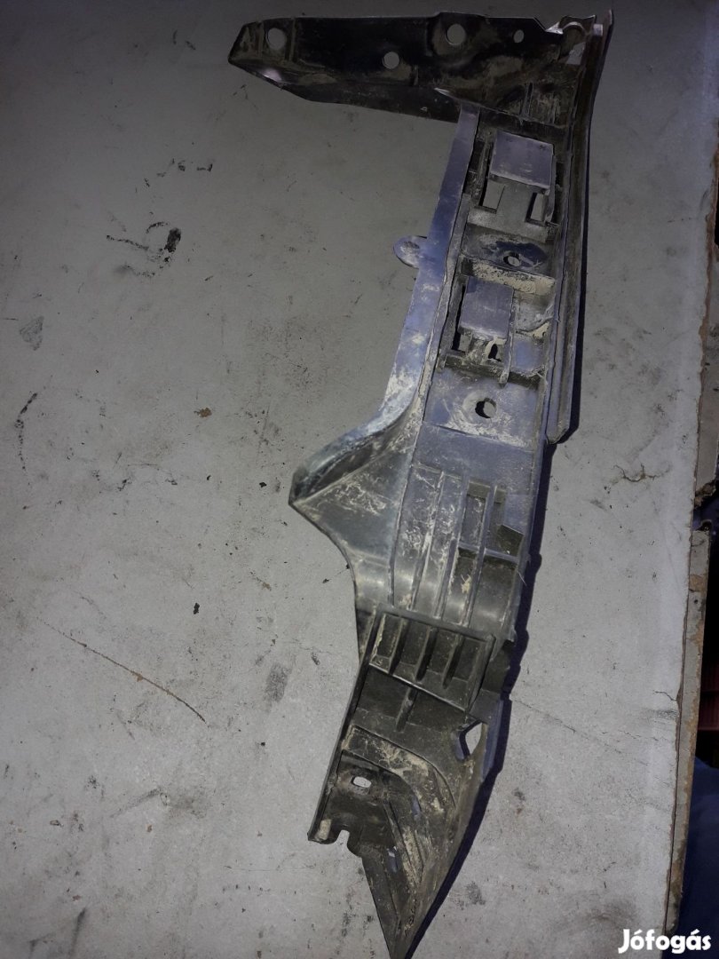 Volkswagen Transporter T5 Bal Hátsó Lökhárító Tartó