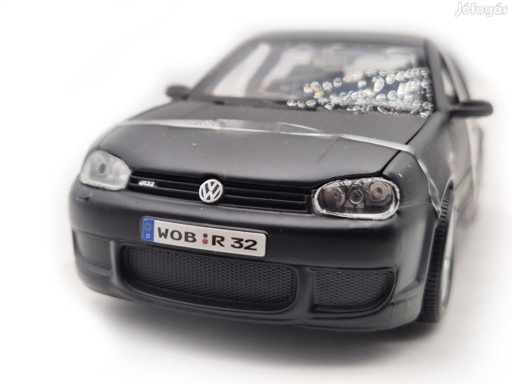 Volkswagen VW Golf 4 R32 - matt fekete -  Maisto - 1:24