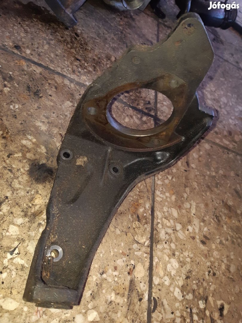 Volkswagen Vento Adagoló Tartó Bak