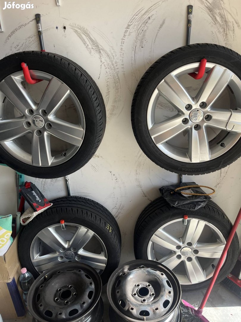 Volkswagen, Skoda gyári könnyűfemfelni 4 db. Gumikkal eladó! 17 coll 