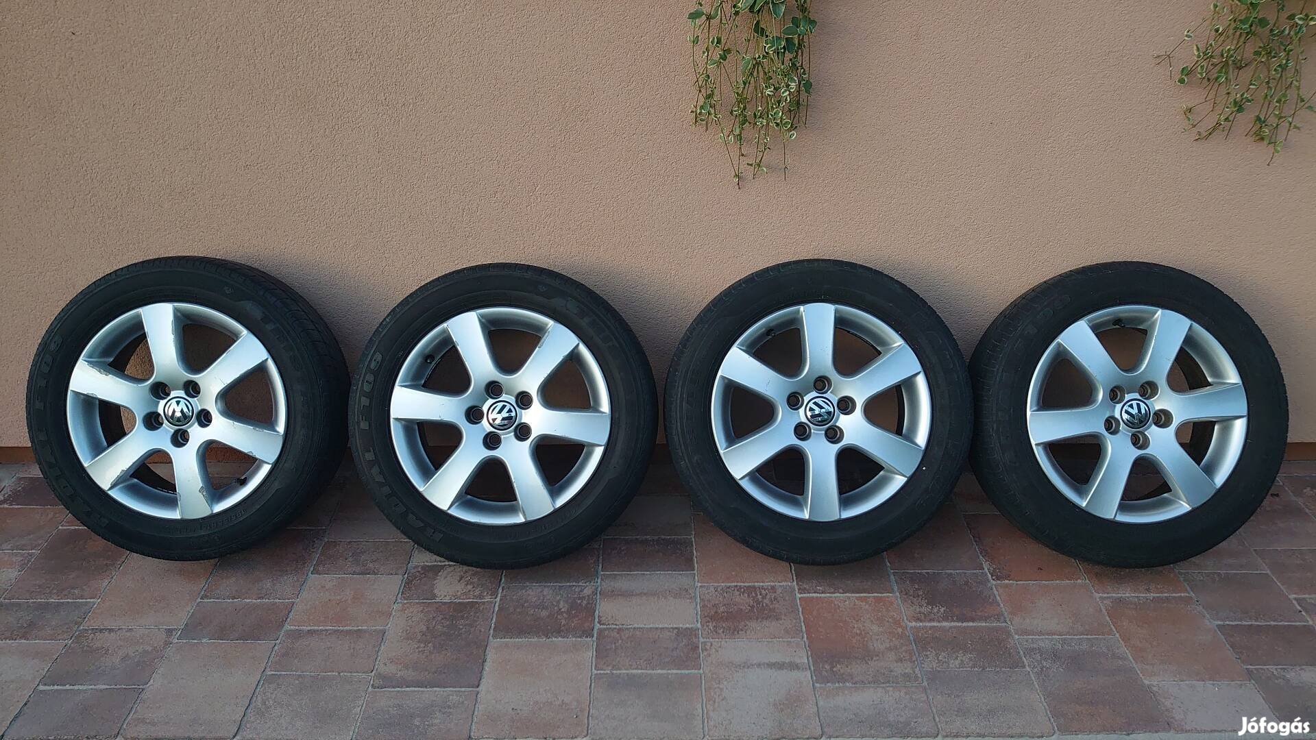 Volkswagen gyári 15 colos alufelni, 195/55 R15 gumival eladó.