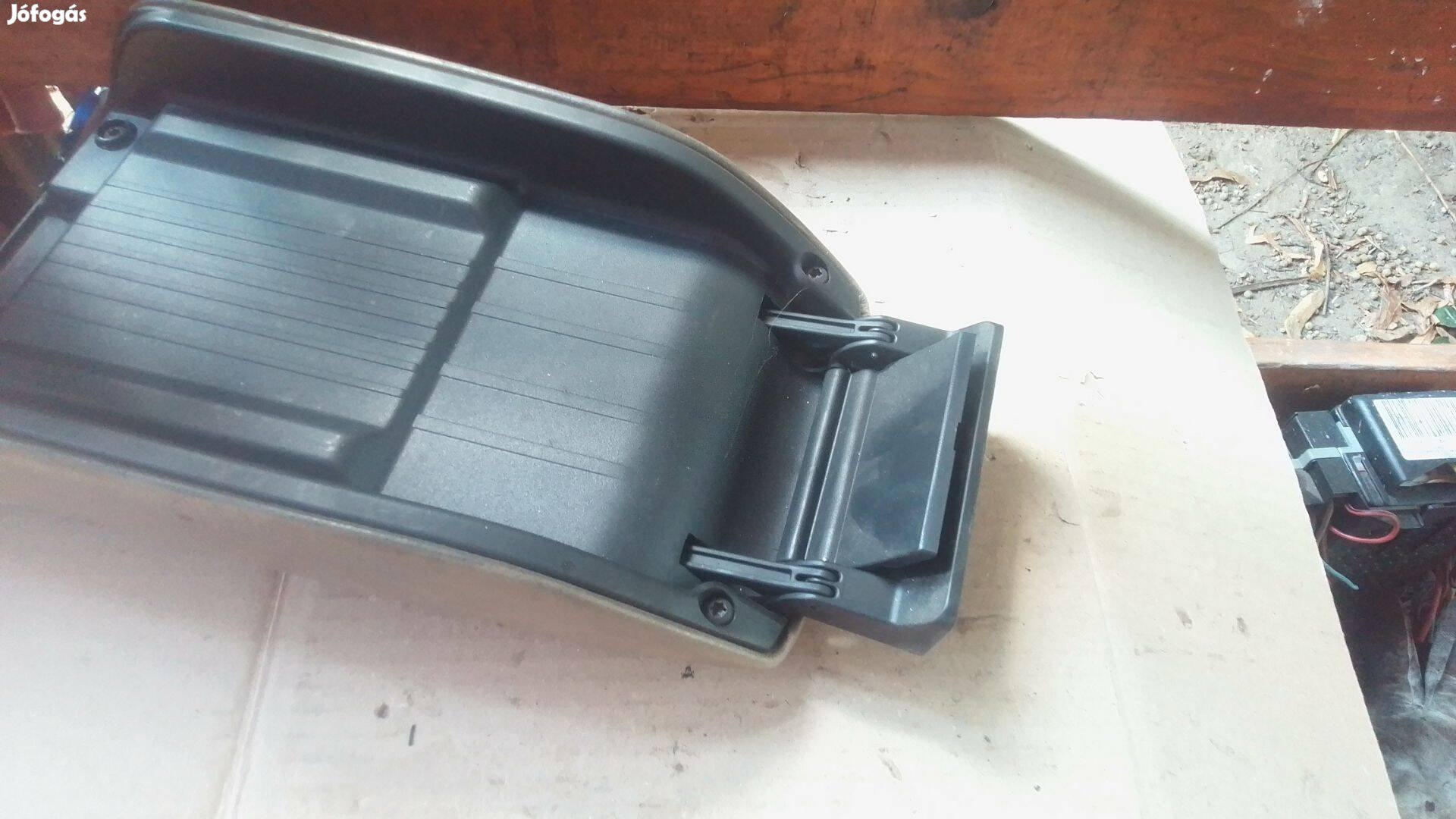 Volvo 30643285 S80 könyöklő alsó fedele