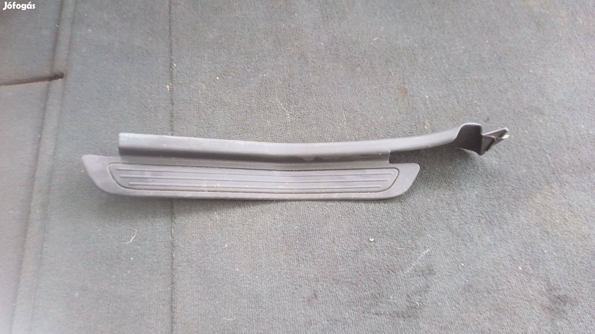 Volvo 30667803 S40 bal hátsó belső küszöbtakaró