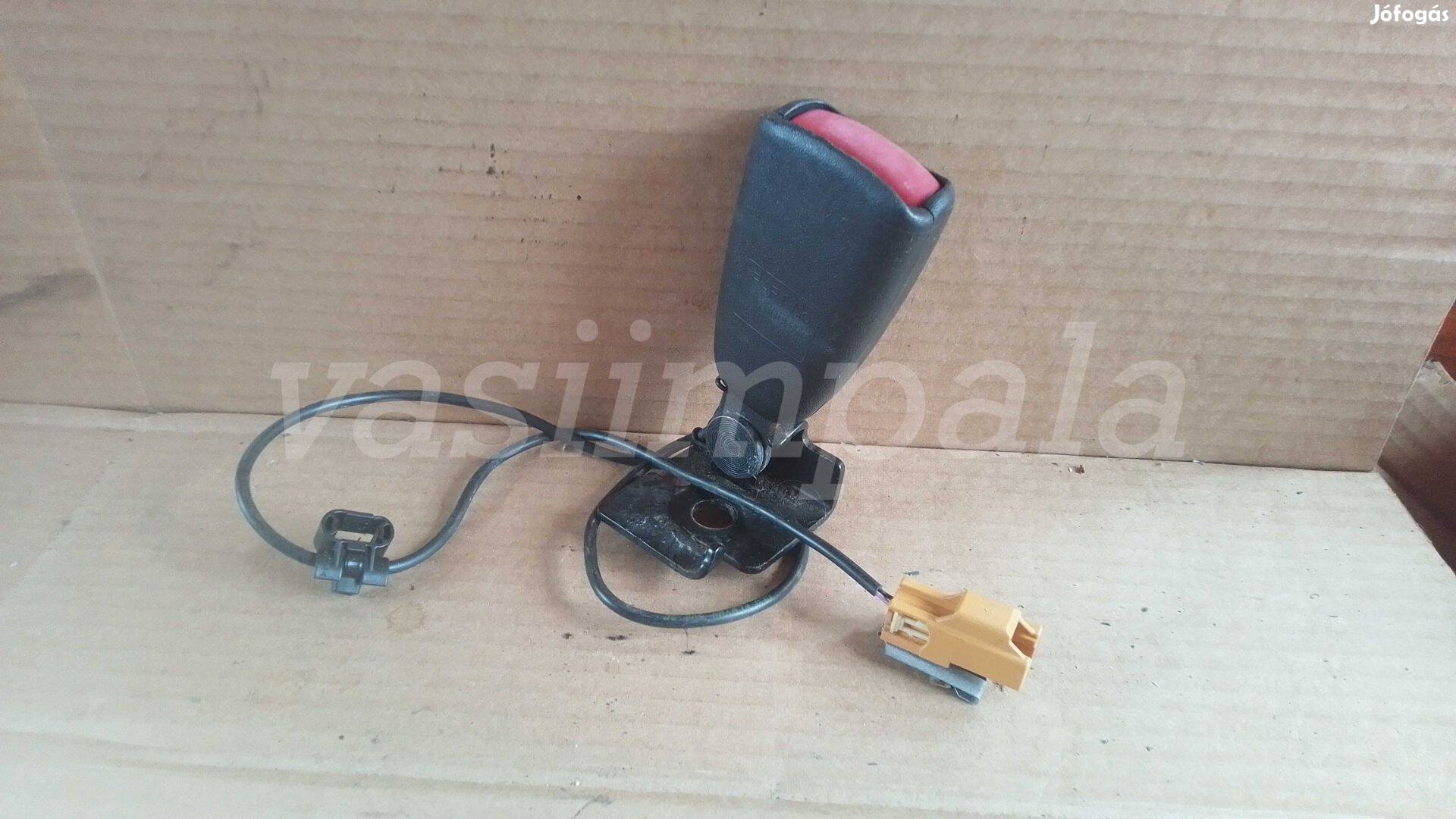 Volvo 30780607 S40 V50 hátsó biztonsági öv csataljzat