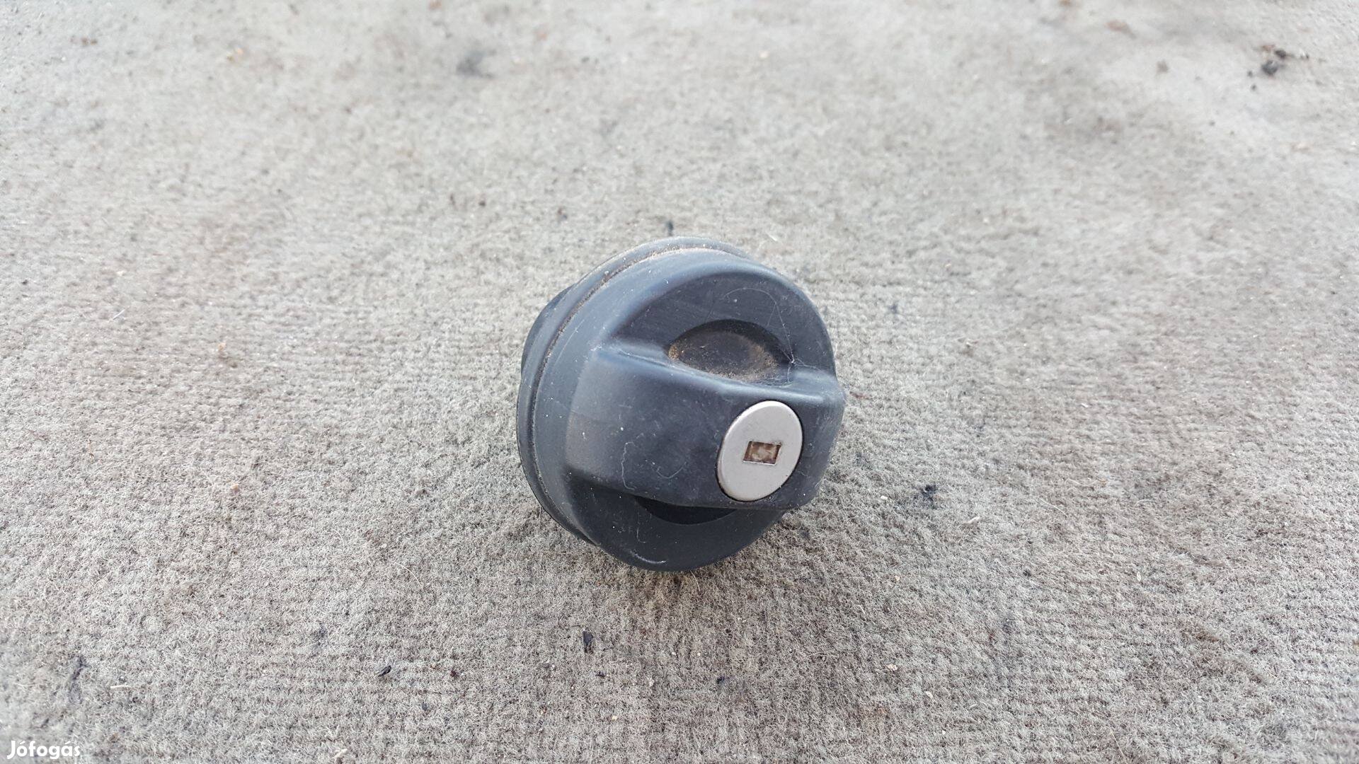 Volvo 30813540 S40 V40 zárható tanksapka kulcs nélkül