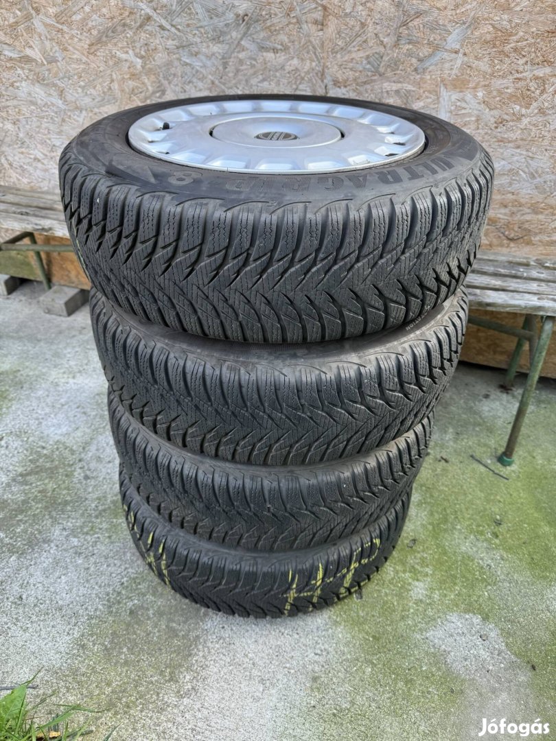 Volvo 4 db acélfelni téli gumival, dísztárcsával 185/65 R15 88T