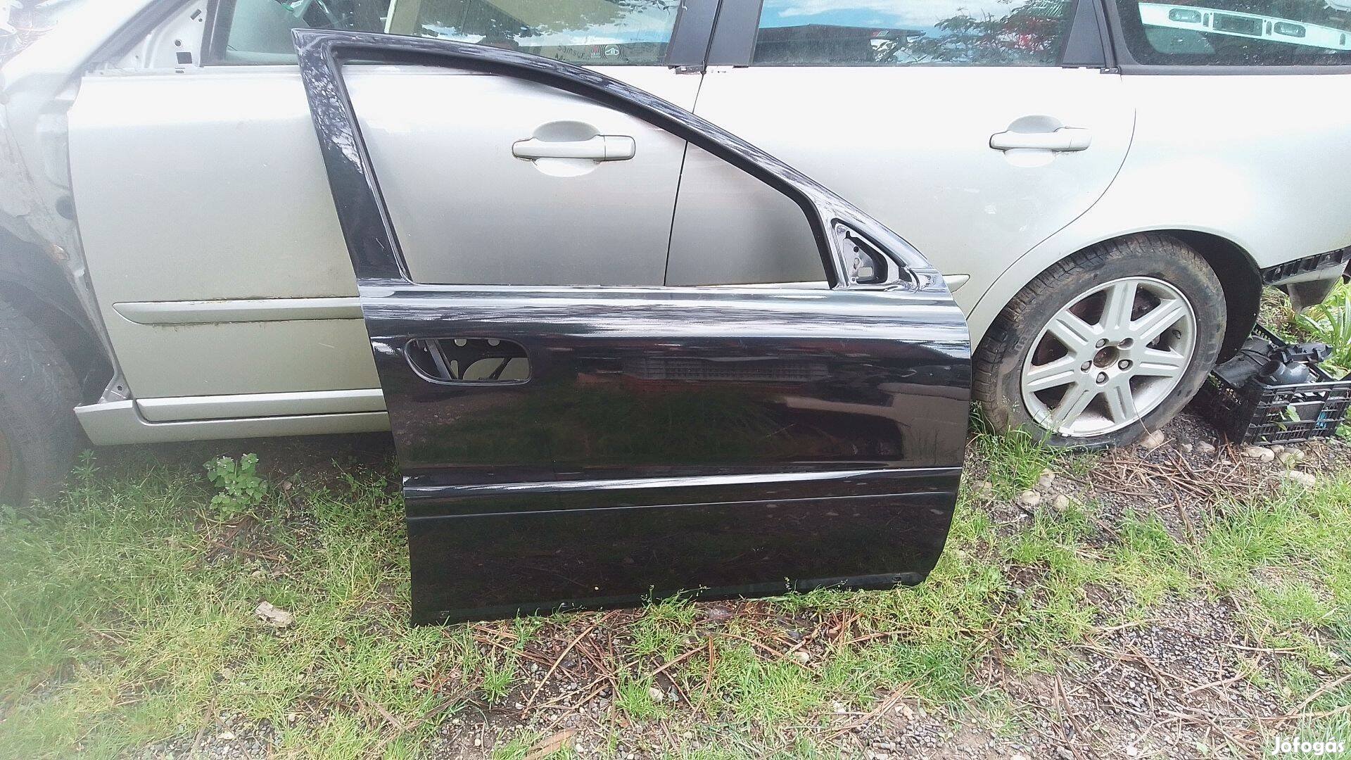 Volvo 8679661 S60 V70 XC70 fekete jobb első ajtó