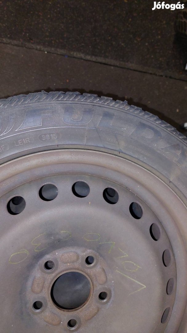 Volvo C30 acélfeni téli gumival eladó.