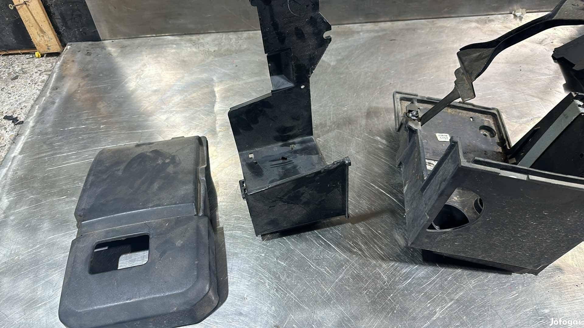 Volvo C30 akkumlátor tartó takarü