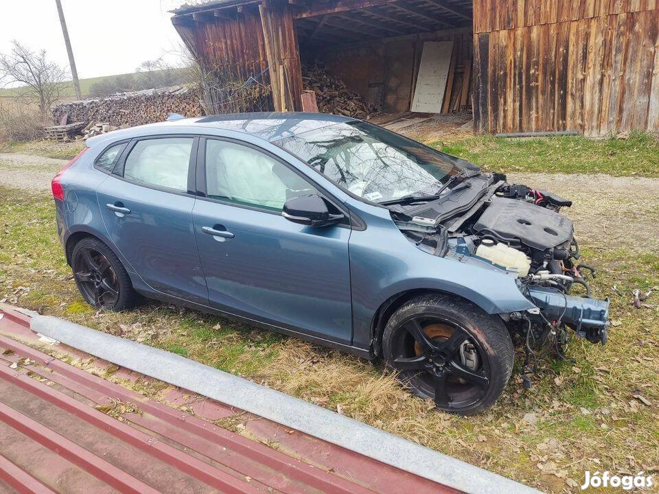 Volvo V40 2014 karosszéria elemek 5 ajtós