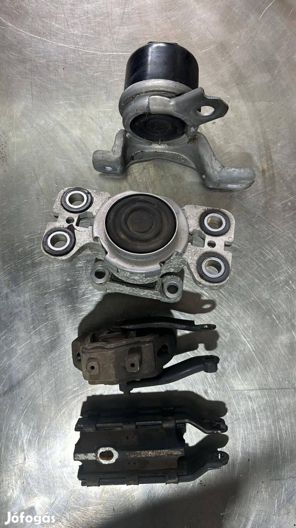 Volvo XC70 III 3 MK3 Motor tartó bak