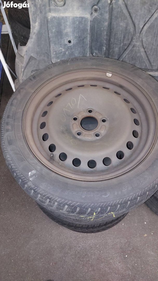 Volvo c30 16 os téli acélfni kerék eladó jó gumikkal.