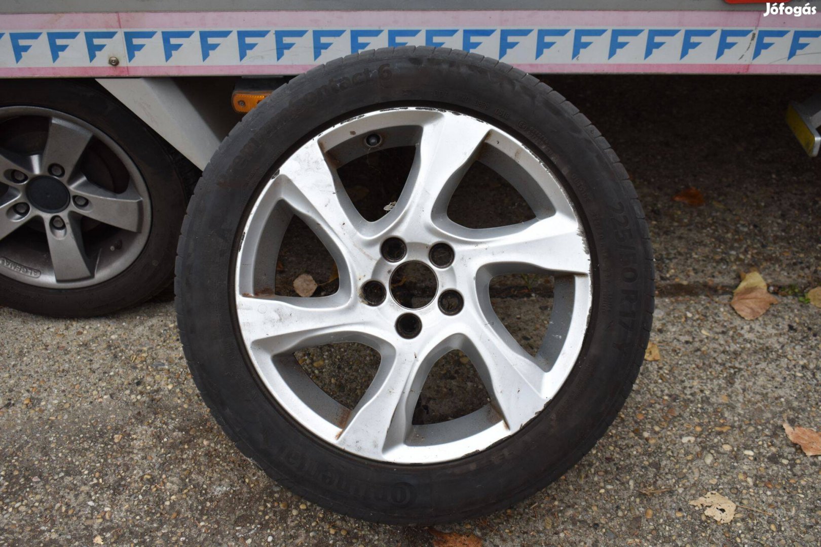 Volvo felni 225/50 R17 Continental nyári gumikkal 4,5mm