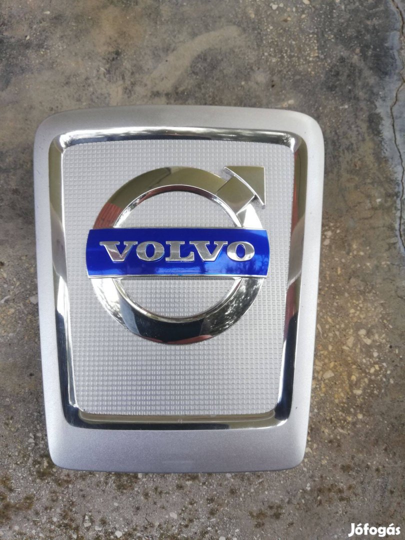 Volvo motorburkolat embléma