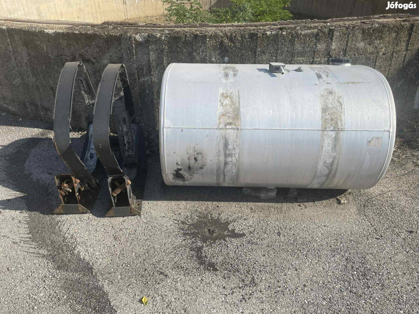Volvo üzemanyagtartály tartókkal