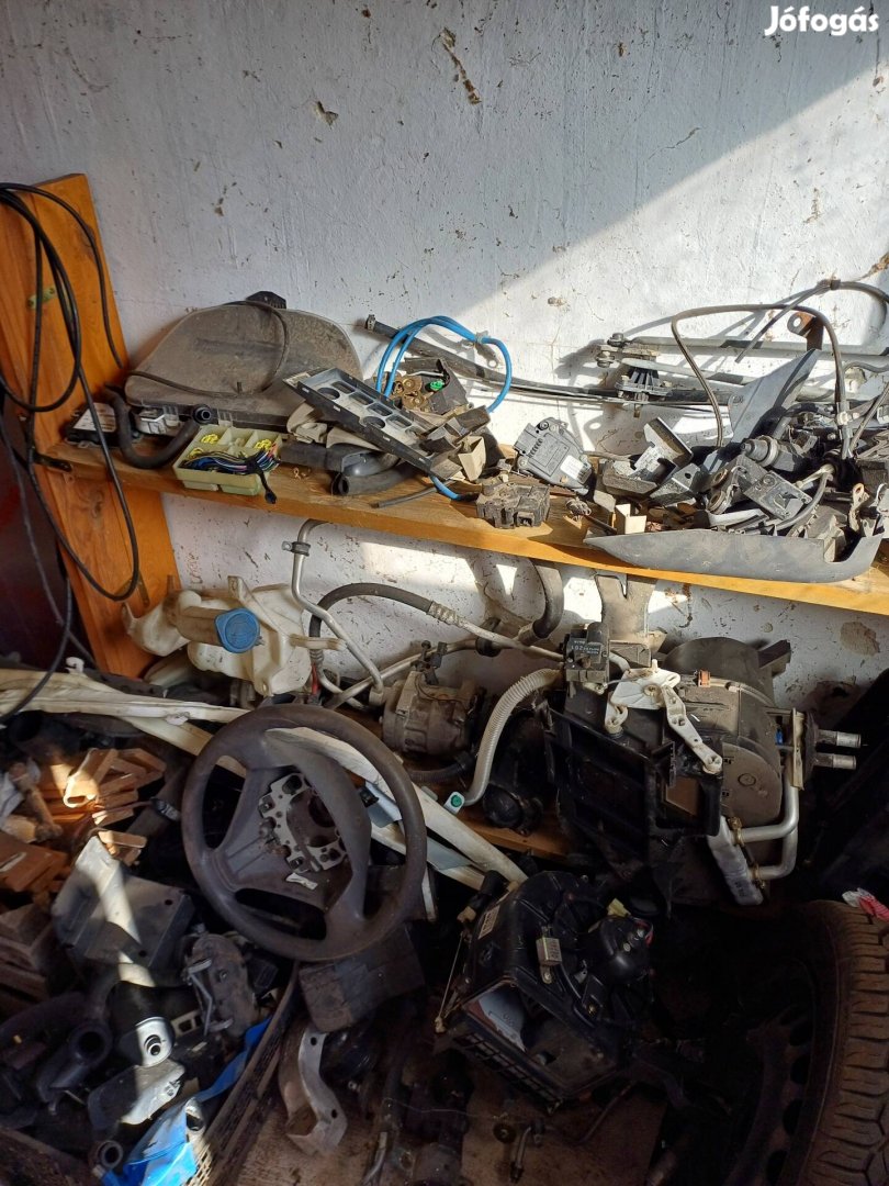 Volvo v40 2003-as 1.9d alkatrészek