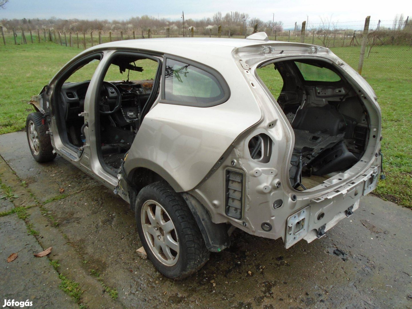 Volvo v60 sárvédők karosszéria részek 2011-2016-ig