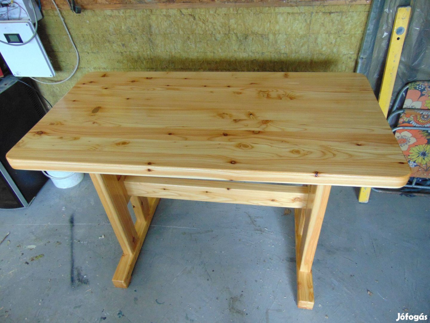 Vörösfenyő asztal