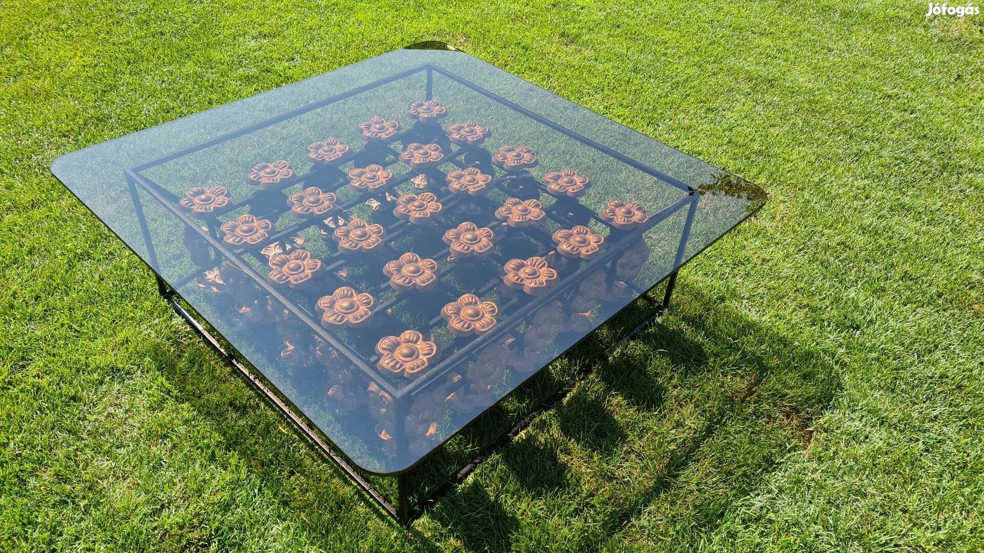 Vörösréz/üveg dohányzóasztal