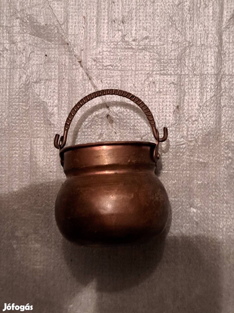 Vörösrézböl készitet kis disz bogrács 8cm.