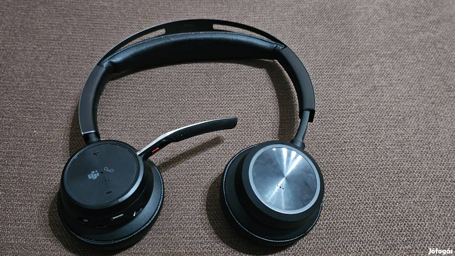 Voyager Focus 2 headset