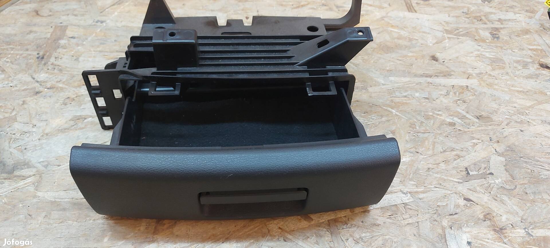 Vw Golf VII Első ülés alatti tároló fiók