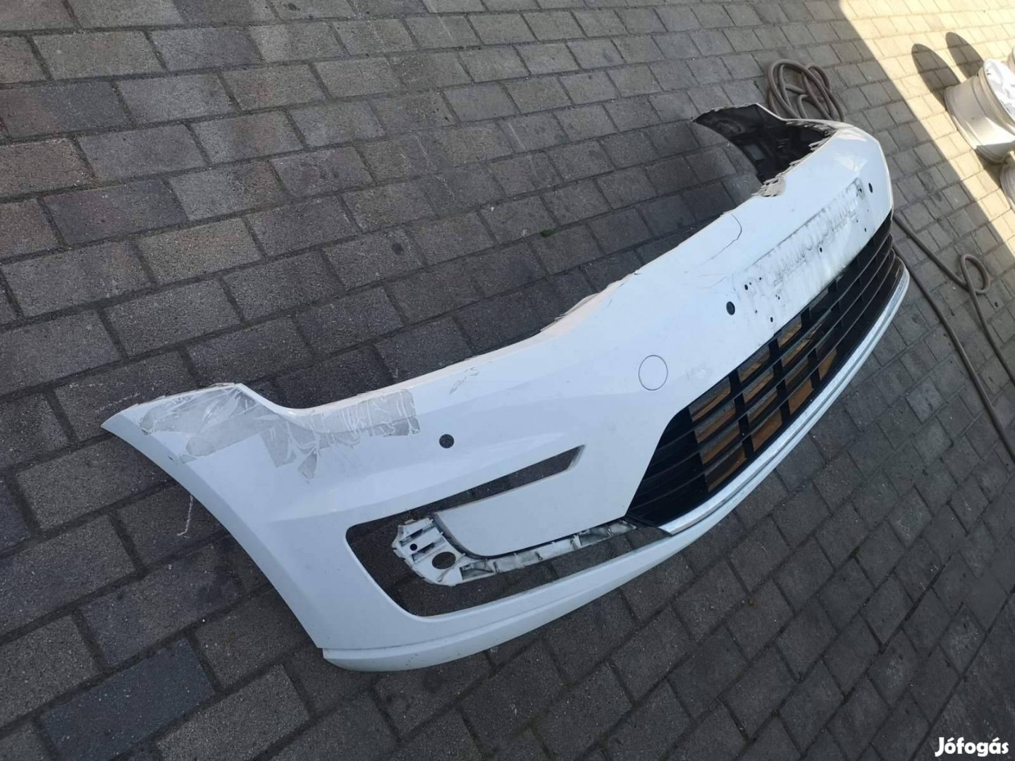 Vw golf E, első lökhárító enyhén sérült