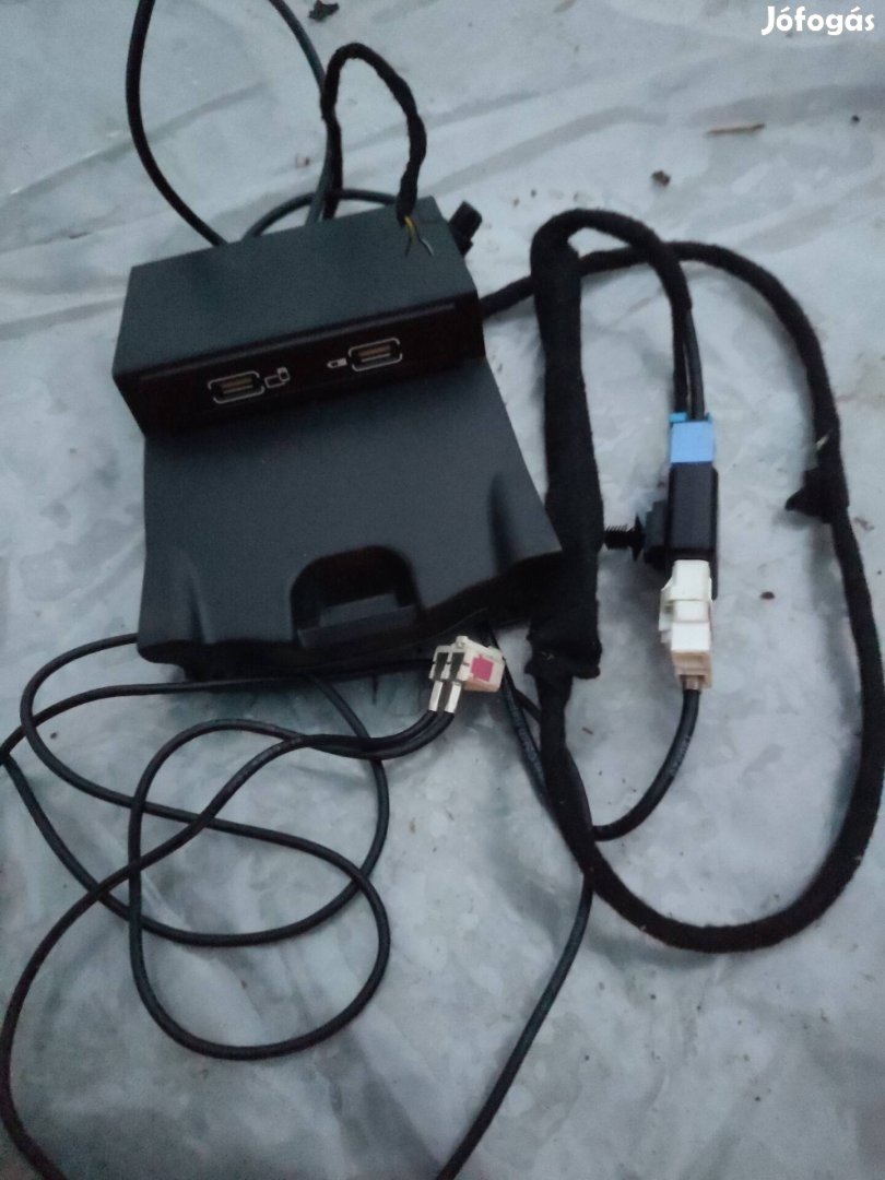 W176 W245 Usb csatlako+telefon töltő 