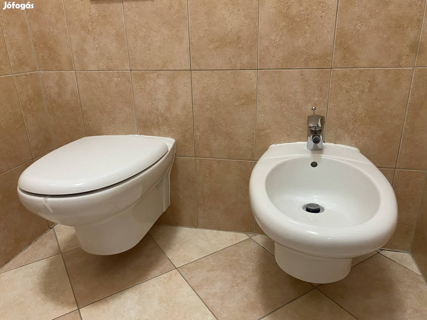 WC és bidé (falra szerelhető)